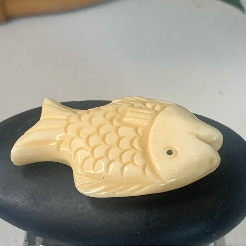 Vintage Natural Bone Carved Fish Fetish Bead Drilled Swimming Tropical Fish 1.5
